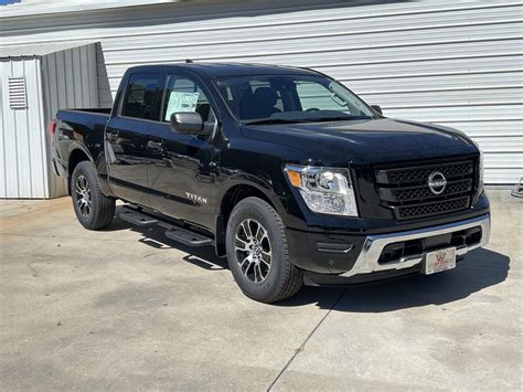 2023 Nissan Titan SV