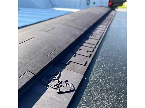 Efficient Tailgate Gap Cover for Hauling Loose Material Securely